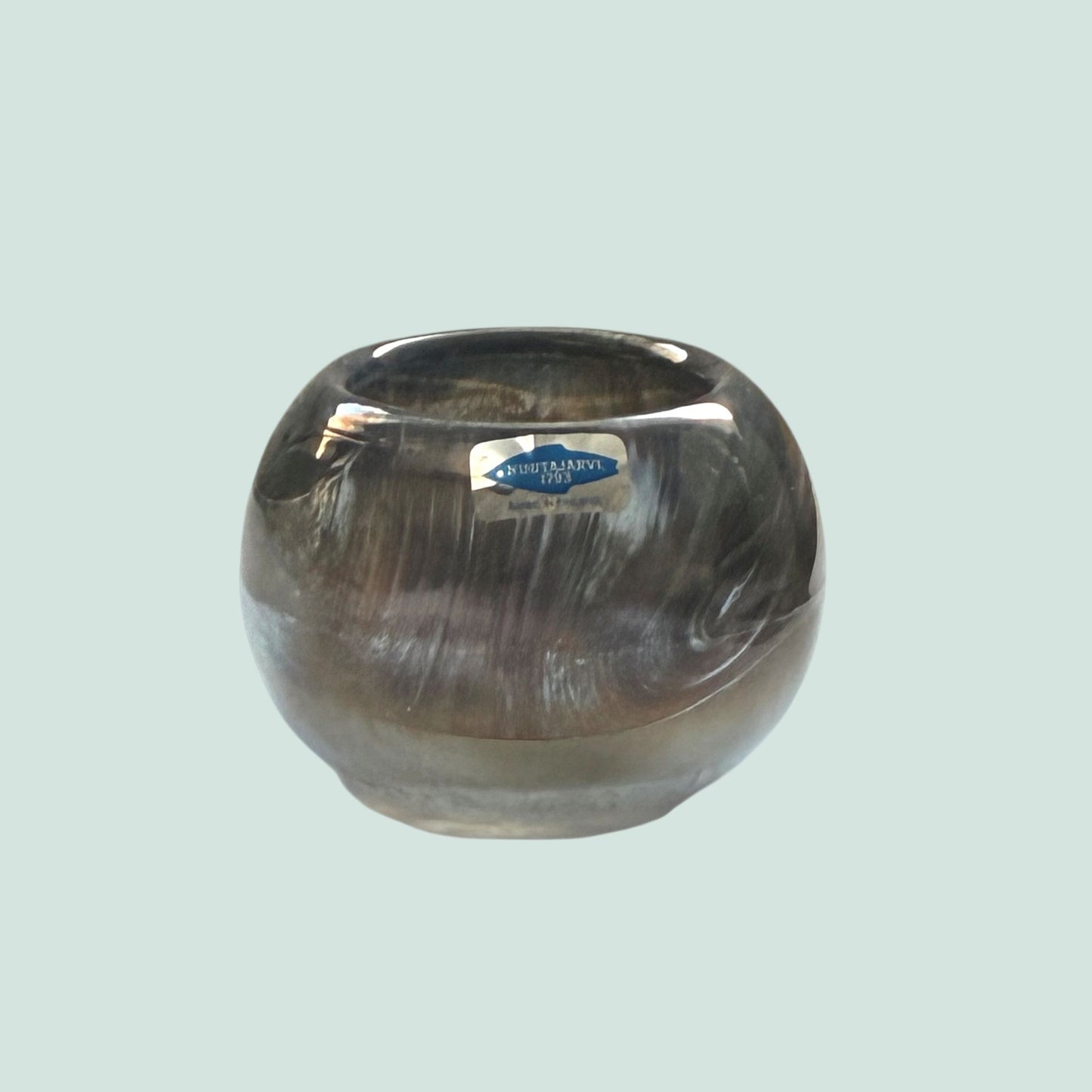 Nuutajärven lasi Pilvi tuikku