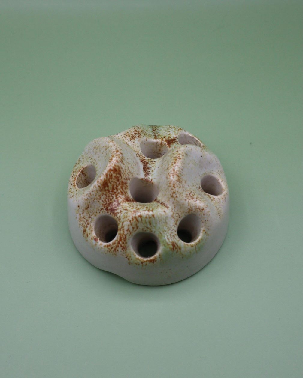 kupittaan-savi-kukkapidike-vaalea