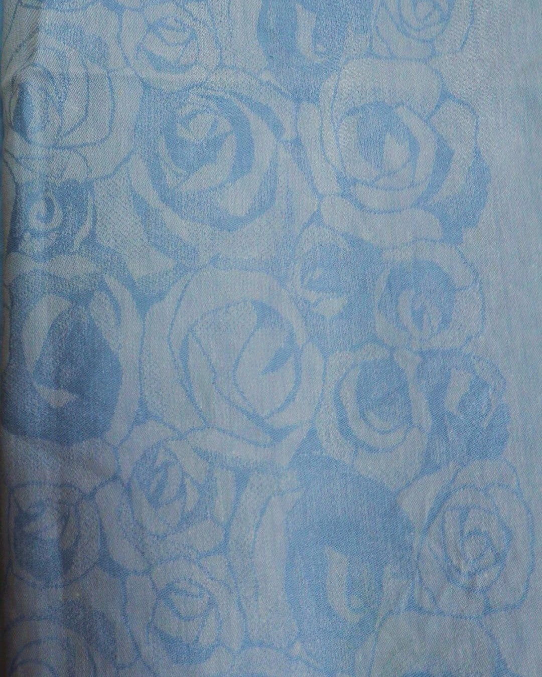 tampella-sata-ruusua-poytaliina-vaaleansinen