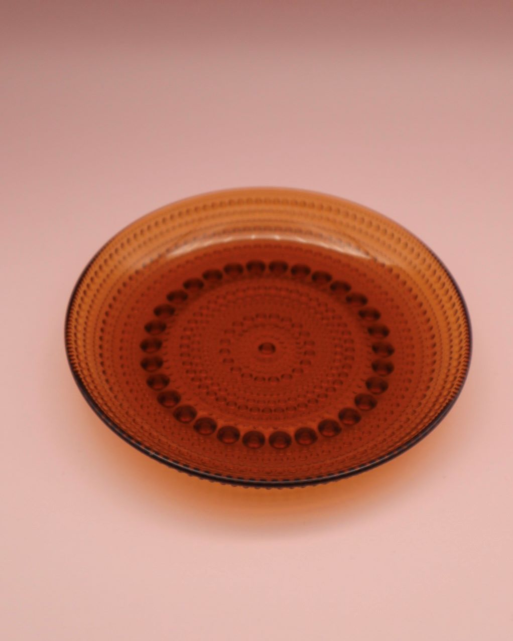 nuutajarven-lasi-kastehelmi-lautanen-ruskea