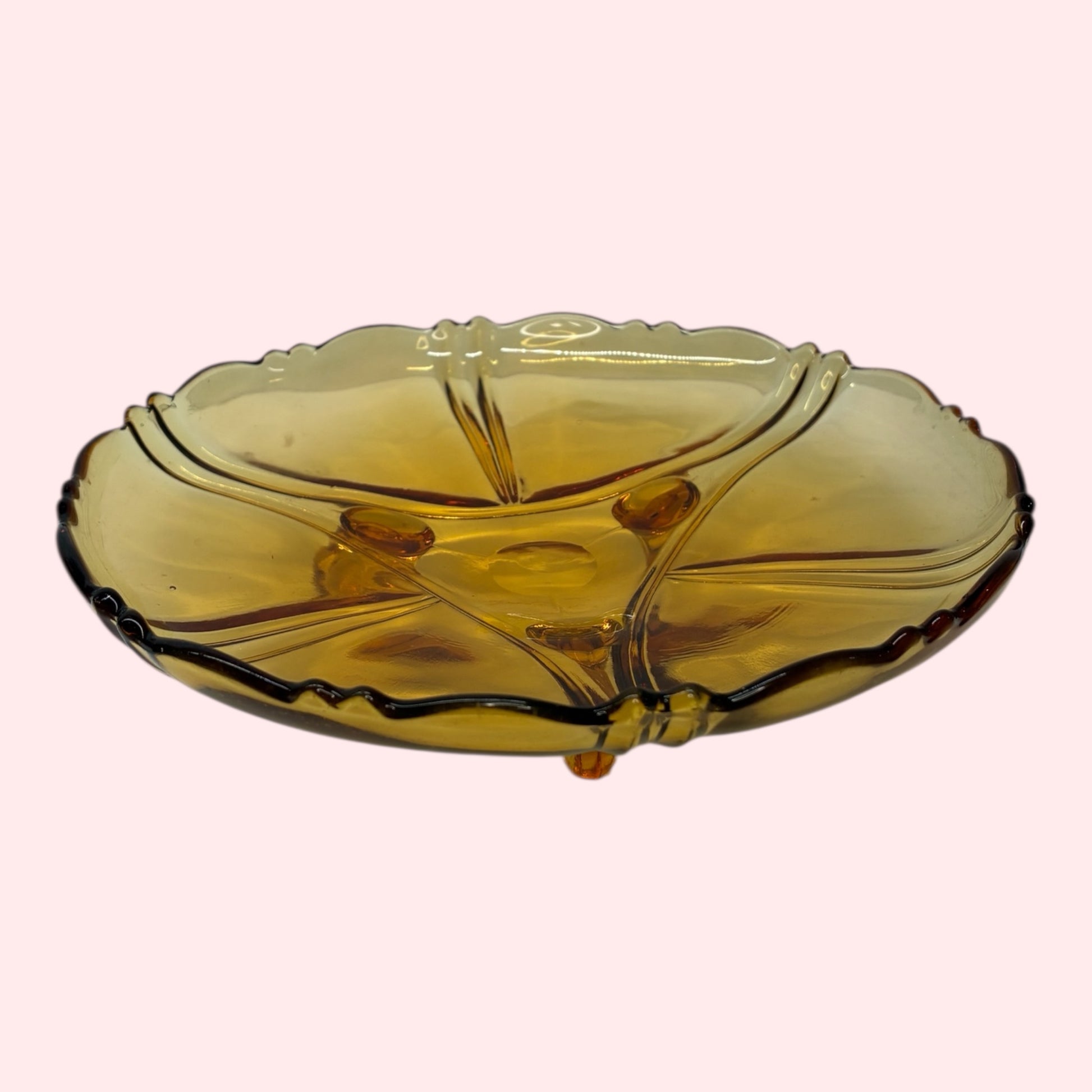 kolmijalkainen-tarjoilulautanen