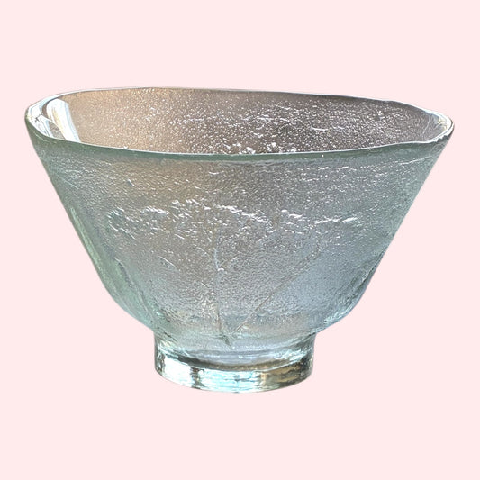 Humppilan-lasi-heinia-kainalossa-tarjoilukulho