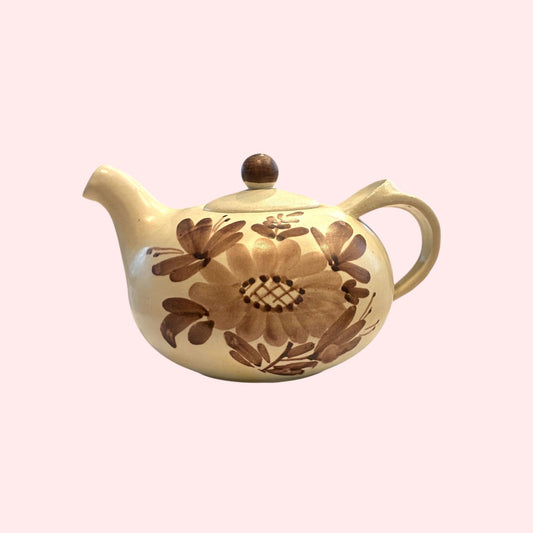 Kupittaan-savi-teekannu-kukka