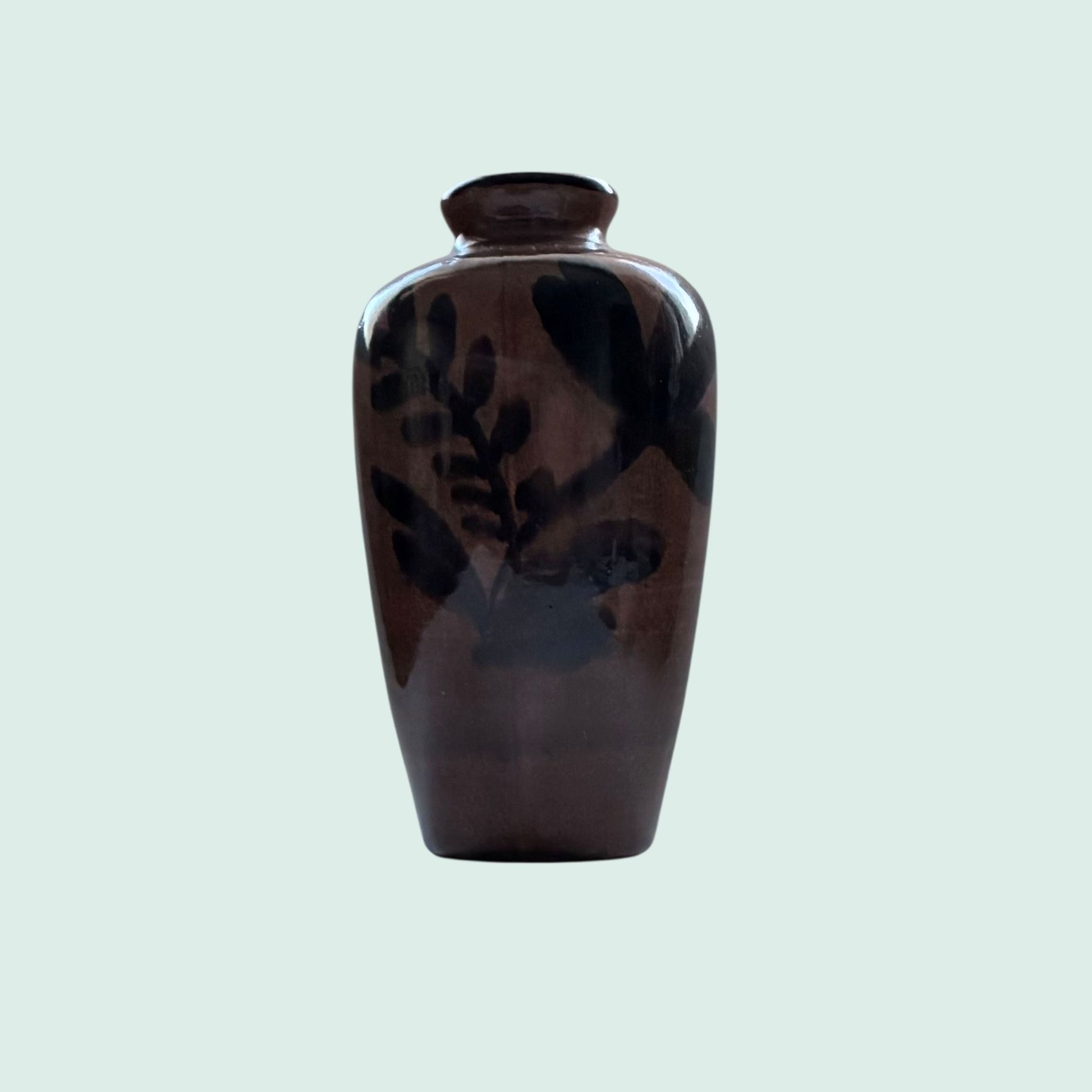 Kupittaan-savi-maljakko-ruskea-kukka