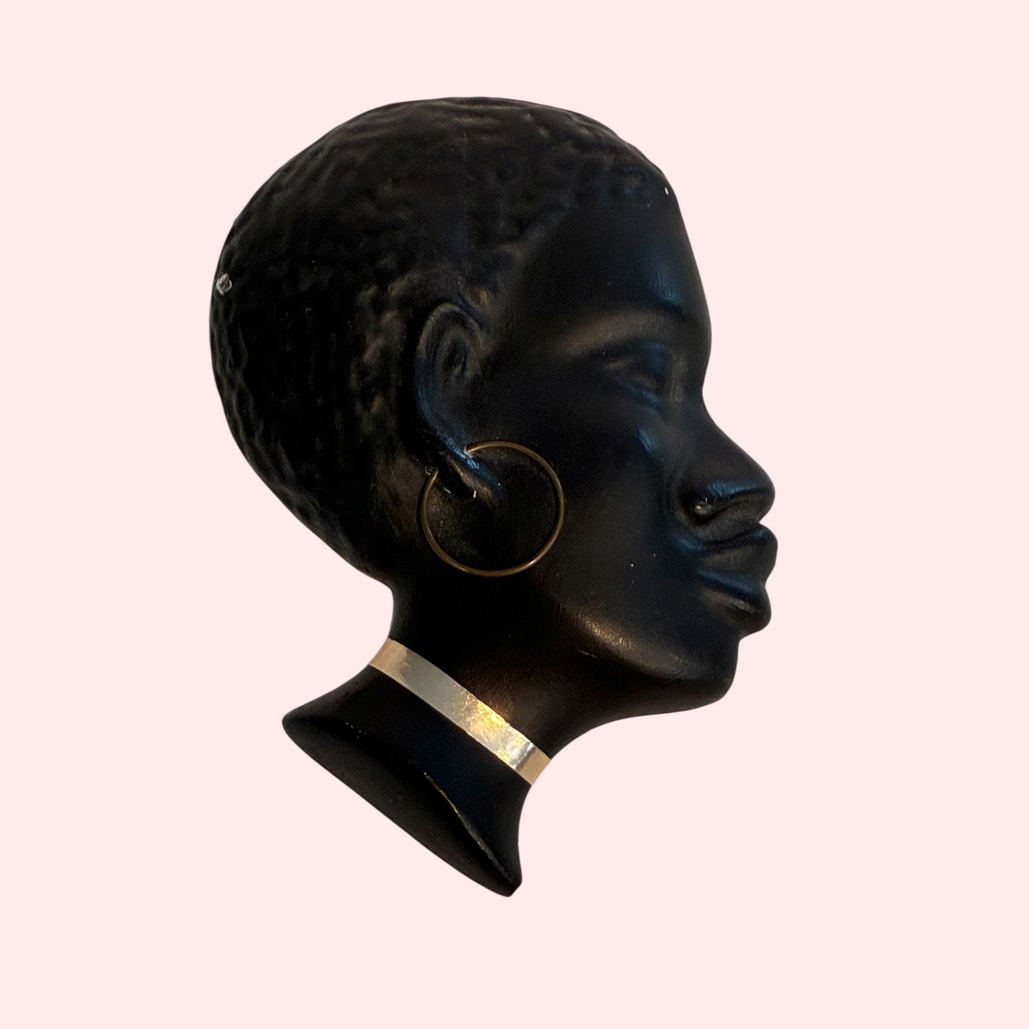 kipsi-paa-seinareliefi